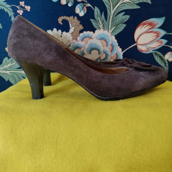 Brown Suede Pumps with Block-Heel and Toe Bow Accent | Softshoe by Medicus - Picture 7 of 12